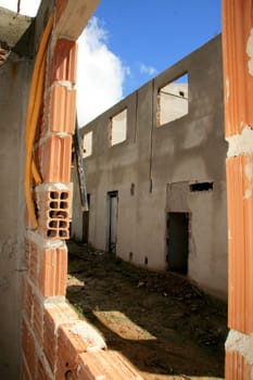 Cerca de 25 famílias integrantes da Associação dos Sem Teto de Eunápolis invadiram, na madrugada de sábado, as casas inacabadas do Projeto Viver Melhor, localizado nas proximidades da Feira do Bueiro, no centro da cidade..Na foto: O local estava sendo usado com ponto de consumo de drogas e houve dois homicídios na área.Foto: Joa Souza/ Ag. A Tarde, em 15/01/09.