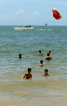 porto seguro, bahia / brasil - 8 de janeiro de 2009: pessoa é vista utilizando parasail - paraquedas puxado por barco - na praia da cidade de Porto Seguro..