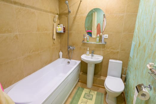 General view of a classic combined bathroom in a small apartment