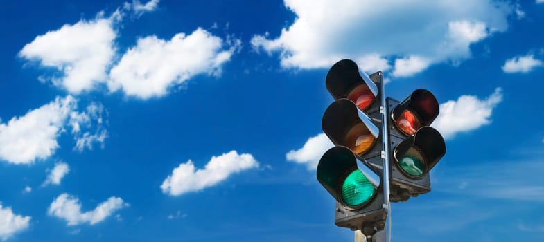 Traffic lights whith blue sky and white clouds