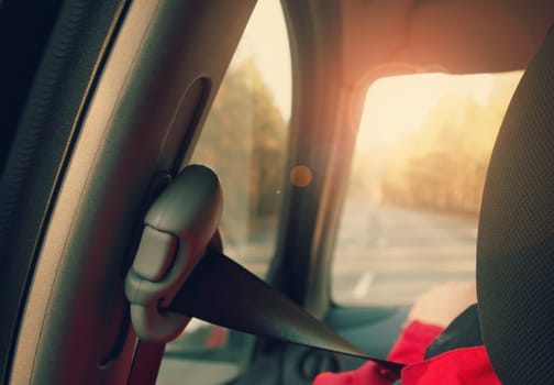 seatbelt in rear view to the windscreen and road