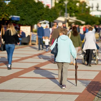 Holidaymakers on the popular beach promenade of Swinoujscie with many snack bars and stands
