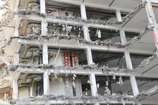 A high-rise building is demolished in accordance with regulations.
