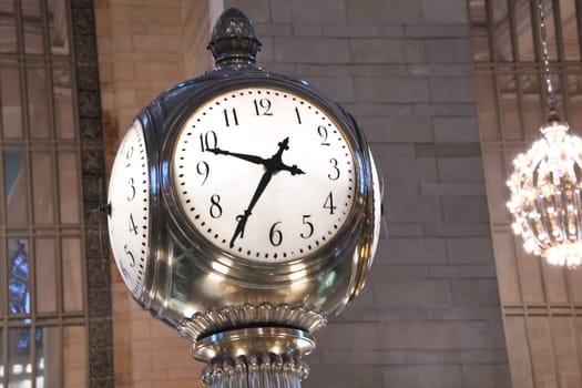 The value of this world-famous clock at Grand Central Station is made of precious opal glass. The value is estimated at up to 20 million dollars. New Yok - Manhattan