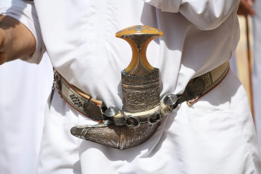 Khanjar Thawb Oman Dagger Dizhdasha Robe Costume Dagger Belt Weapon Jewelry Sultanate Dagger Jam Symbol Scabbard Handle Sultan Ivory Grip Metal Omani Tradition