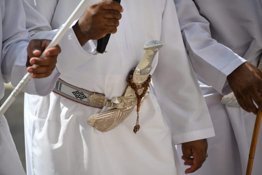 Oman Garment Costume Dagger Dagger Clothing White Jewelry Belt Sultan Thawb Dischdasha Khanjar Dagger Blacksmith Silver Weapon Handle Scabbard Ceremonial Dagger Congestion Symbol of Omani Tradition
