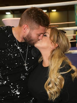 Tom Schwarz SES boxing with girlfriend Tessa