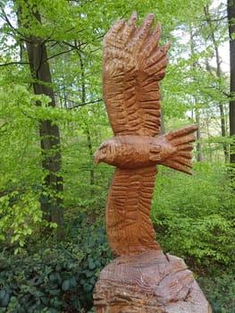 Holzschschnitzereien, die von Kuenstlern von Hand geschnitzt sind. Wood carvings, hand-carved by artists.