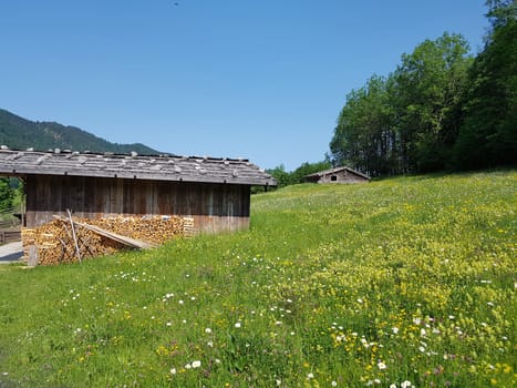 Almhaus im Heimatmuseum. Das Markus Wasmeier Freilichtmuseum Schliersee hat seit Mai 2007 seine Pforten geöffnet. Auf rund 60 000 Quadratmetern können Museumsbesucher eine unvergessliche Reise in ein altbayrischen Bauernhofdorf der Vergangenheit erleben. Es befindet sich in Neuhaus am Schliersee in Oberbayern.