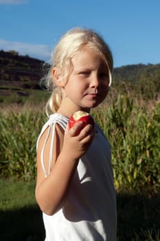 Maedchen, Apfelessen