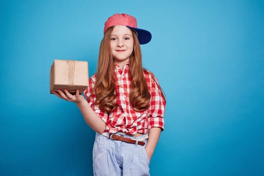 Cute girl holding a cadeau