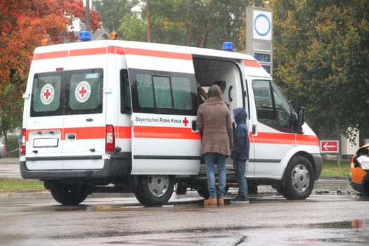 Car accident involving a child and a woman - Photo