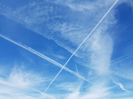 Kondensstreifen ist die Kondensation von Abgasen der Flugzeuge. Am blauen Himmel sind sie besonders gut zu sehen. Contrails is the condensation of exhaust gases of the aircraft. They are especially visible in the blue sky.