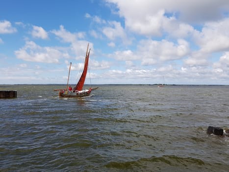 Zeesboote, Regatta in der  Boddenlandschaft in  Mecklenburg-Vorpommern. Zeesboot, regatta in the lagoon landscape in Mecklenburg-Western Pomerania.