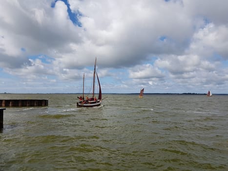 Zeesboote, Regatta in der  Boddenlandschaft in  Mecklenburg-Vorpommern. Zeesboot, regatta in the lagoon landscape in Mecklenburg-Western Pomerania.