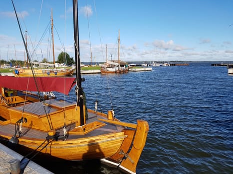Zeesboote, Regatta in der  Boddenlandschaft in  Mecklenburg-Vorpommern. Zeesboot, regatta in the lagoon landscape in Mecklenburg-Western Pomerania.