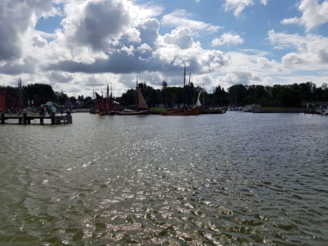 Zeesboote, Regatta in der  Boddenlandschaft in  Mecklenburg-Vorpommern. Zeesboot, regatta in the lagoon landscape in Mecklenburg-Western Pomerania.