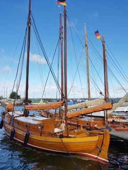 Zeesboote, Regatta in der  Boddenlandschaft in  Mecklenburg-Vorpommern. Zeesboot, regatta in the lagoon landscape in Mecklenburg-Western Pomerania.