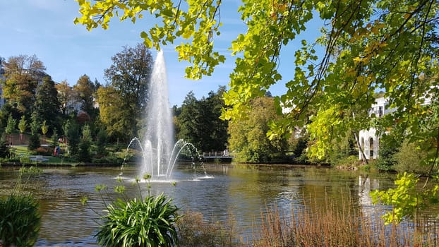 Kurpark mit Springbrunnen in  der Kurstadt Bad Schwalbach in Hessen. Spa park with fountain in the spa town of Bad Schwalbach in Hesse.