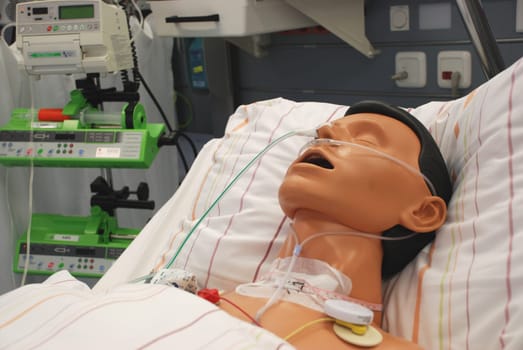After a SARS covid-19 infection,ventilation is practiced on a dummy in the intensive care unit.