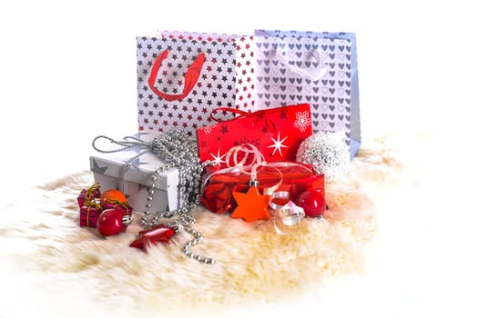 Weihnachtsgeschenke auf weißem Hintergrund