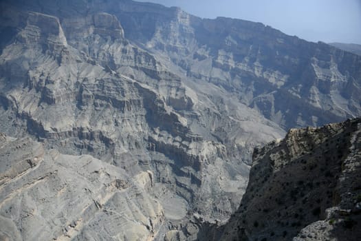 The limestone Jebel Shams is the highest mountain in Oman. Below him the Grand Cayon Wadi Nakhar