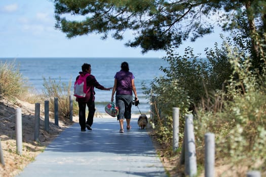 Holidaymakers on their way to the beach between Heringsdorf and Ahlbeck on the German Baltic coast