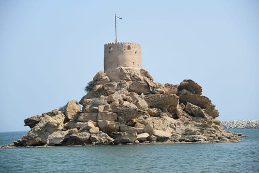 On a small island in the port city of Quriat - Quriyat in Oman a defense system is upstream. The small town lies on the Persian Gulf
