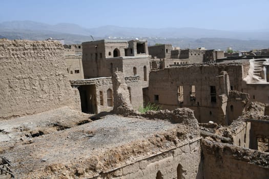 The famous abandoned ghost town of Jazirat or Jazirah al Hamra lies at the foot of the Jebel Shams mountains in the Omam. The dilapidated houses were mainly built with the Sarooj mortar.