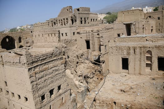 The famous abandoned ghost town of Jazirat or Jazirah al Hamra lies at the foot of the Jebel Shams mountains in the Omam. The dilapidated houses were mainly built with the Sarooj mortar.