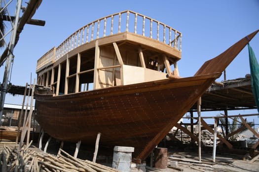 In the Omani port city of Sur you can visit the last dhow shipyard in Oman and watch the craftsmen doing traditional handicrafts. You can see a newly produced dhow.
