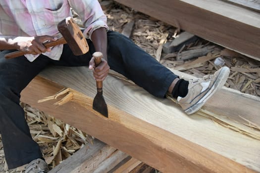In the Omani port city of Sur you can visit the last dhow shipyard in Oman and watch the craftsmen doing traditional handicrafts.