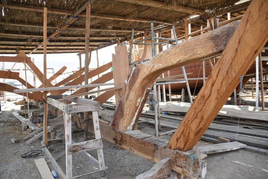 In the Omani port city of Sur you can visit the last dhow shipyard in Oman and watch the craftsmen doing traditional handicrafts.
