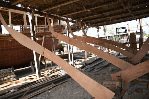 In the Omani port city of Sur you can visit the last dhow shipyard in Oman and watch the craftsmen doing traditional handicrafts.
