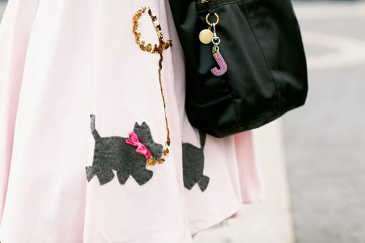 Mid section view of a woman carrying a purse