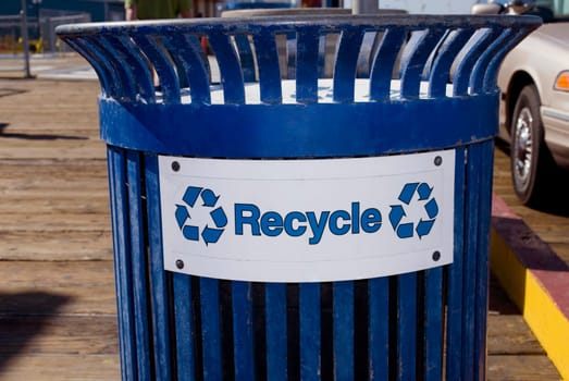 Recycle trash bin