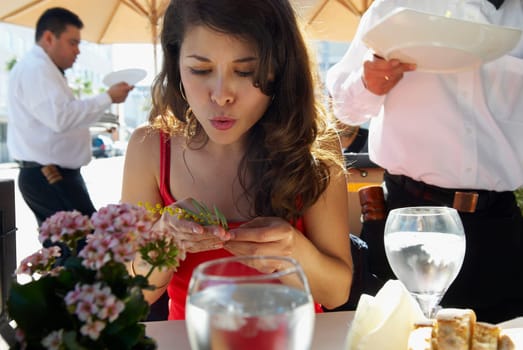 Close-up of a mid adult woman sitting in a restaurant