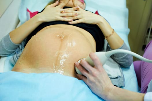 Study Uzi pregnant. Pregnant woman on the examination.