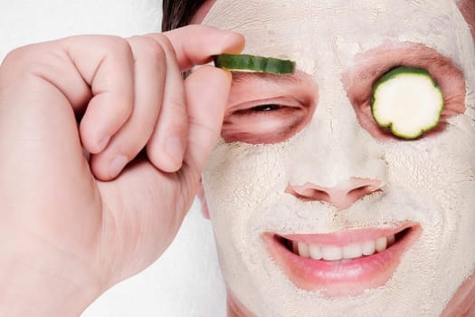 Cucumber slices on a manŽs eyes