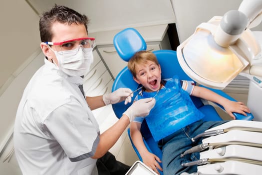 Dentist examining a boyŽs teeth