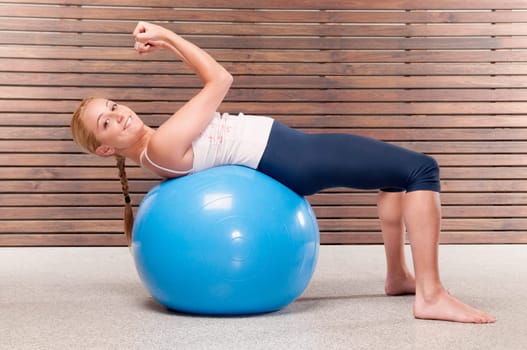 Woman doing sit_ups on a fitness ball