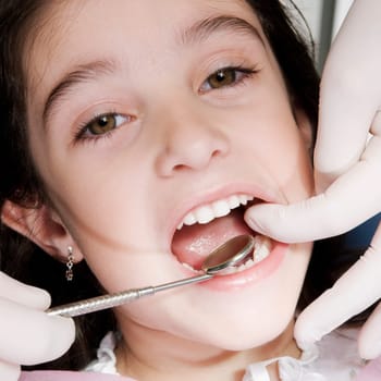 Dentist checking girlŽs teeth
