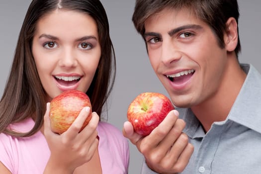 Portrait of a couple eating apples
