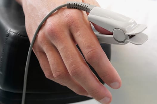 PatientŽs thumb with pulse oxymeter