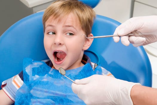 Dentist examining a boyŽs teeth