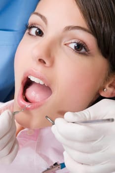 Dentist examining a womanŽs teeth