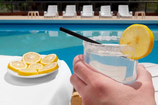 PersonŽs hand holding a glass of lemonade