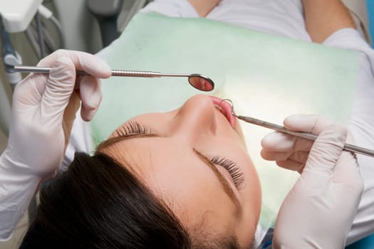 Dentist examining a womanŽs teeth