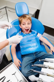 Dentist examining a boyŽs teeth
