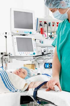 Doctor attaching pulse oxymeter to a patientŽs finger